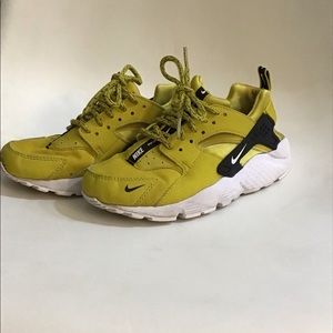 Nike Boys Huarache Size 4Y